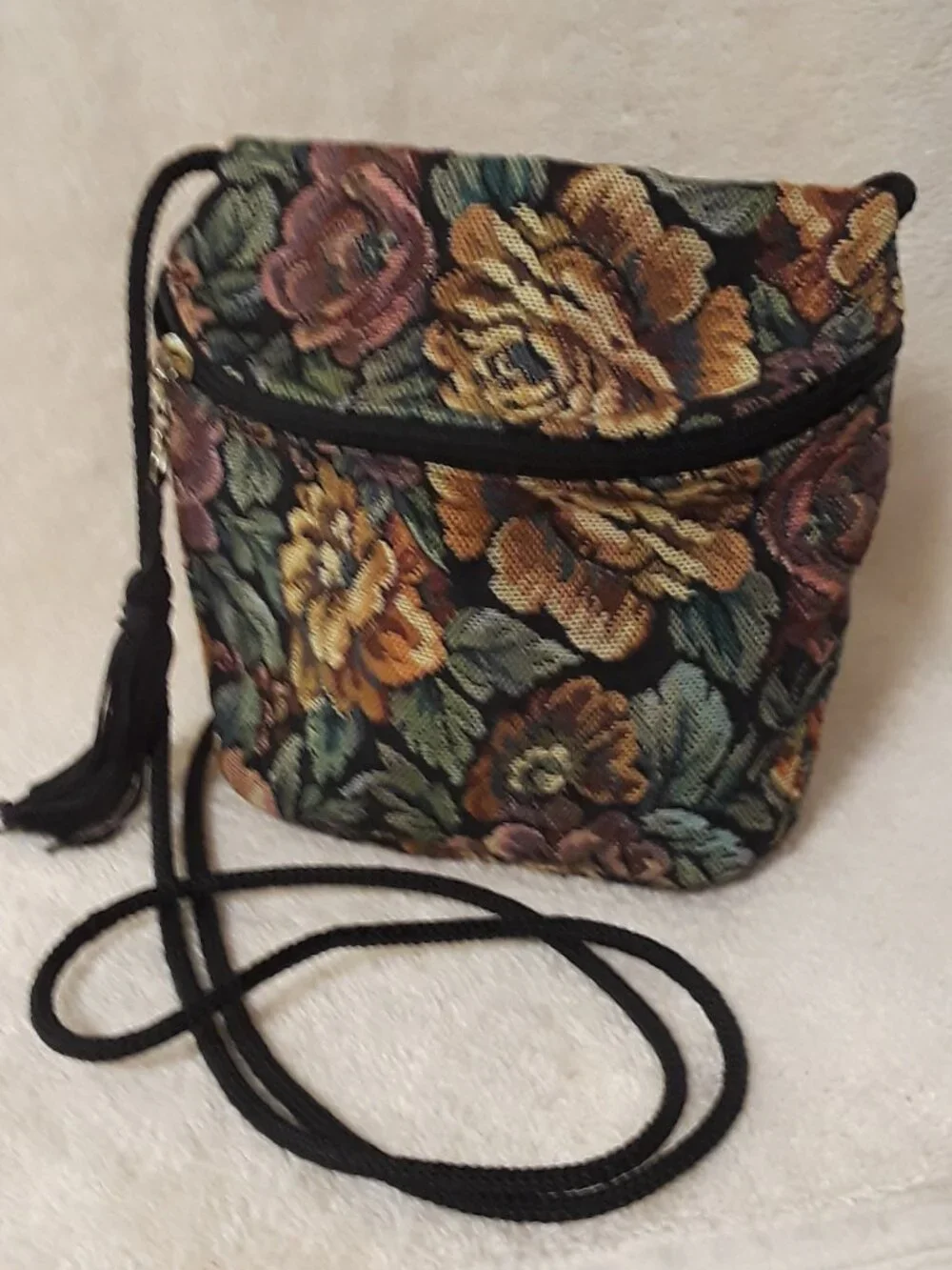 Vintage ClothWorks Sm Floral Tapestry Crossbody Bag Black Green Rose Tassel Zip
